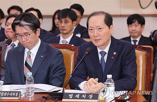 이완규 법제처장이 11일 오전 국회 법제사법위원회 전체회의에서 계엄 사태와 관련한 현안질의에 답하고 있다. [연합뉴스]